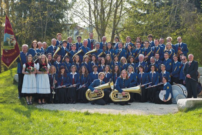 Gruppenfoto vor dem Musikerheim